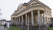 Die mit einem Bauzaun umgebene Villa Baltic. Das historische Gebäude ist in baufälligem Zustand und mit Graffiti bedeckt. © Screenshot 