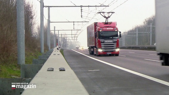 Ein Lastwagen fährt auf der Teststrecke des E-Highway mit einer Oberleitung auf der A1. © Screenshot 