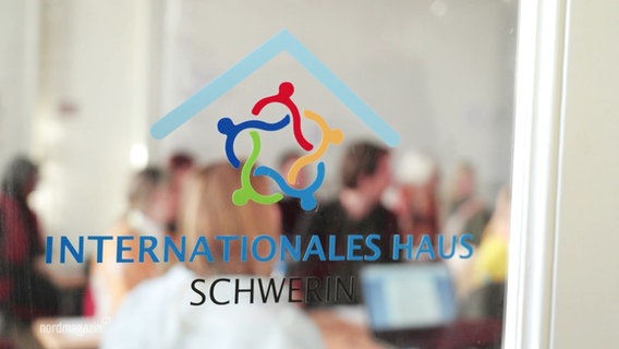 Auf einer Glastür steht "Internationales Haus Schwerin". © Screenshot 