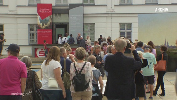 Besucher bilden eine Schlange vor dem Landesmuseum. © Screenshot 