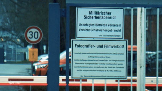 Schilder an einem Tor weisen auf den Beginn eines Militärischen Sicherheitsbereichs und dort herrschendes Fotografier- und Filmverbot hin. © Screenshot 