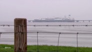 Blick von einem Deich zum LNG-Terminal © Screenshot 