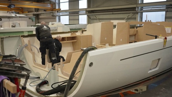 Arbeiter arbeitet auf der Werft von Hanse Yachts in Greifswald © Screenshot 