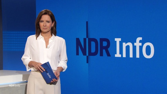 Romy Hiller moderiert NDR Info. © Screenshot 