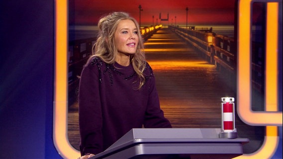 Laura Karasek moderiert die NDR Quiz Show. © Screenshot 