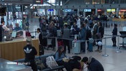 Lange Schlangen am Hamburger Flughafen. © Screenshot 