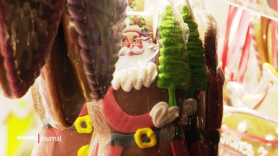 Ein Lebkuchen-Nikolaus hinter Lebkuchen-Herzen. © Screenshot 