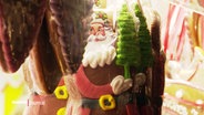 Ein Lebkuchen-Nikolaus hinter Lebkuchen-Herzen. © Screenshot 