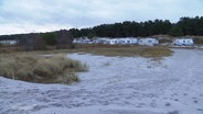 Am Strand von Prerow, im Hintergrund Wohnwagen und Vorzelte. © Screenshot 