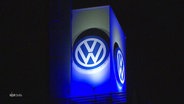 Blau beleuchtetes VW-Logo. © Screenshot 