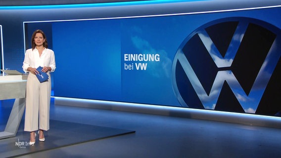 Romy Hiller moderiert das NDR Info extra mit dem Thema "Einigung bei VW". © Screenshot 