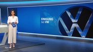 Romy Hiller moderiert das NDR Info extra mit dem Thema "Einigung bei VW". © Screenshot 