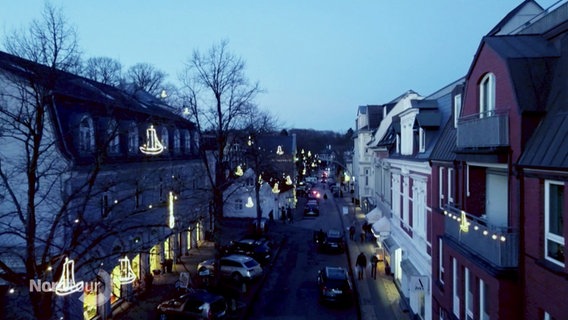 Blick in eine weihnachtlich beleuchtete Straße in Hamburg-Blankenese © Screenshot 