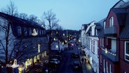 Blick in eine weihnachtlich beleuchtete Straße in Hamburg-Blankenese © Screenshot 