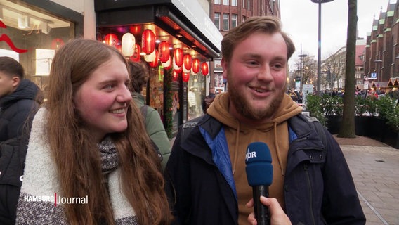 Eine junge Frau und ein junger Mann werden auf der Straße interviewt © Screenshot 