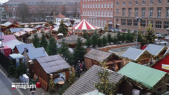 Blick von oben auf einen Weihnachtsmarkt © Screenshot 