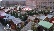 Blick von oben auf einen Weihnachtsmarkt © Screenshot 