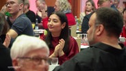 Reem Alabali-Radovan, SPD-Spitzenkandidatin in Schleswig-Holstein für die Bundestagswahl, applaudiert als Zuhörerin bei einem Parteitag. © Screenshot 