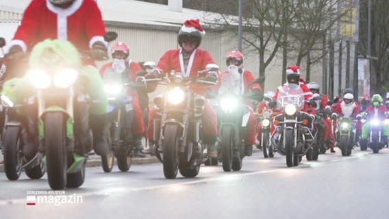 Menschen in Weihnachtsmann-Kleidung fahren auf Motorrädern Kolonne © Screenshot 