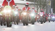 Menschen in Weihnachtsmann-Kleidung fahren auf Motorrädern Kolonne © Screenshot 