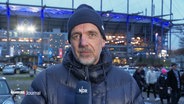 NDR Reporter Thorsten Vorbau steht vor dem HSV-Stadion © Screenshot 