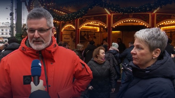 Ein Mann und eine Frau auf dem Hamburger Weihnachtsmarkt © Screenshot 