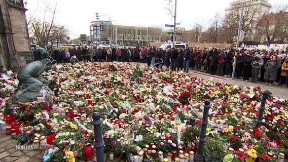 Trauernde haben zum Gedenken Blumen niedergelegt. © Screenshot 