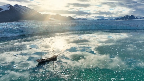 Ein Segelschiff ankert im Nordpolarmeer. © Screenshot 