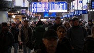 Menschen eilen durch den Hamburger Hauptbahnhof. © Screenshot 