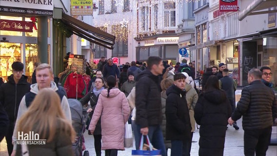 Blick auf eine gefüllte Einkaufsmeile in einer Innenstadt © Screenshot 