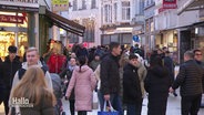 Blick auf eine gefüllte Einkaufsmeile in einer Innenstadt © Screenshot 