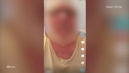 Screenshot eines TikTok-Videos: Das Gesicht eines mittelalten Mannes ist unkenntlich gemacht. © Screenshot 