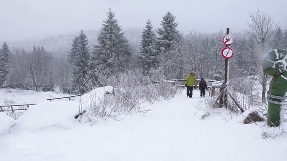 Blick von einem Hügel im Harz auf eine schneebedeckte Landschaft © Screenshot 