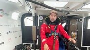 Segler Boris Herrmann im Innenraum seines Segelschiffs © Screenshot 