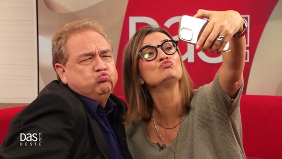 Oliver Kalkofe und Inka Schneider machen ein Selfie. © Screenshot 