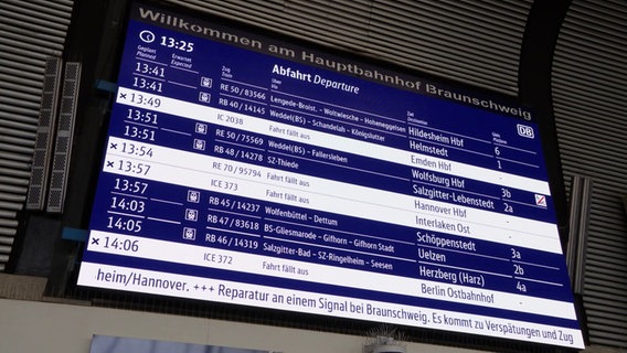 Eine Anzeigetafel informiert über Zugausfälle am Bahnhof in Braunschweig. © Screenshot 