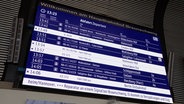 Eine Anzeigetafel informiert über Zugausfälle am Bahnhof in Braunschweig. © Screenshot 