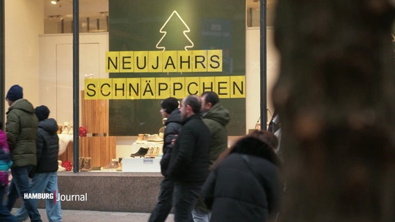 Ein Schaufenster mit dem Schild "Neujahrsschnäppchen". © Screenshot 