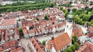 Fachwerkhäuser stehen in einer Altstadt. © Screenshot 