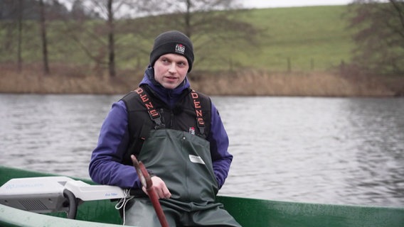 Der Fischer Oliver Pahlke sitzt in einem Boot. © Screenshot 