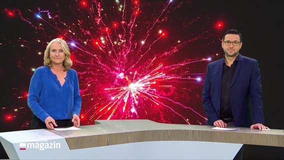 Moderatorin Harriet Heise und Moderator Christopher Scheffelmeier im Studio © Screenshot 