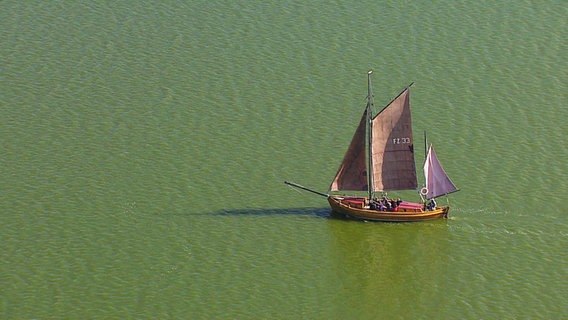 Ein Schiff fährt auf der Ostsee. © Screenshot 