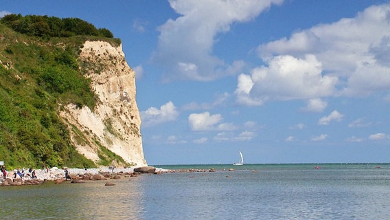 Blick auf die Ostsee, wo von der linken Bildseite ein Kreidefelsen hereinragt. © Screenshot 