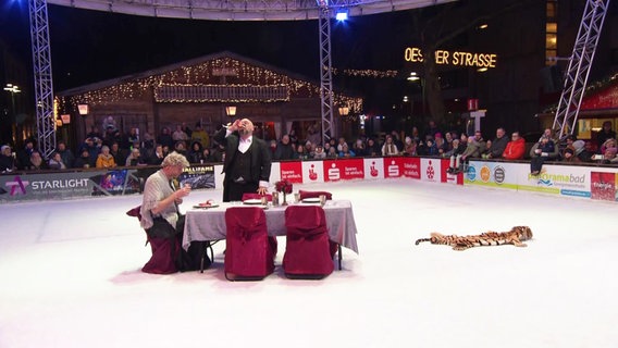 Der Silvester-Sketch "Dinner for One" wird von Schauspielern auf einer Eisbahn aufgeführt. © Screenshot 