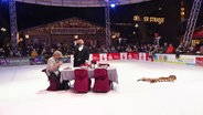 Der Silvester-Sketch "Dinner for One" wird von Schauspielern auf einer Eisbahn aufgeführt. © Screenshot 