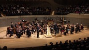 Das Philharmonische Staatsorchester spielt in der Elbphilharmonie. © Screenshot 