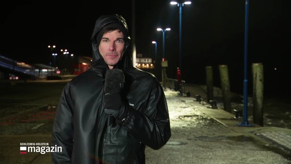 Reporter Carsten Salzwedel steht am Anleger in Dagebüll und berichtet über die Sturmlage. © Screenshot 