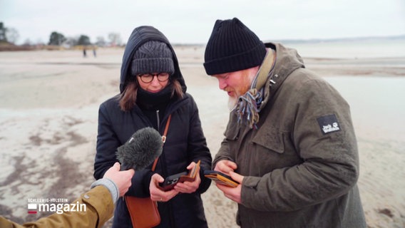 Martina und Andreas Wackernagel zeigen Reporter Hauke Bülow ihr erstes Handyfoto des Jahres 2025. © Screenshot 