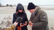 Martina und Andreas Wackernagel zeigen Reporter Hauke Bülow ihr erstes Handyfoto des Jahres 2025. © Screenshot 