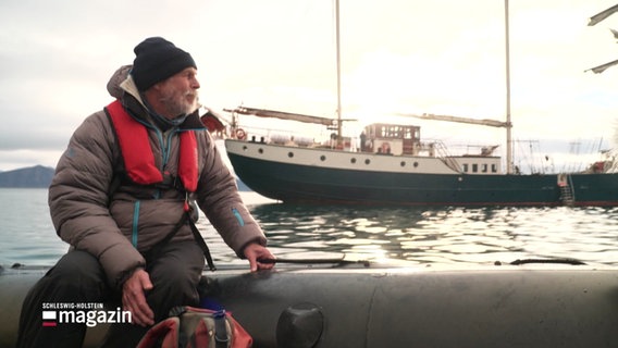 Der Geologe und Spitzbergen-Kenner Karsten Piepjohn fährt mit einem Schauchboot in der Arktis. © Screenshot 